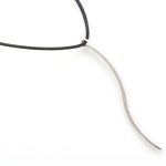 Κολιέ με κορδόνι και μεταλλικό στοιχείο