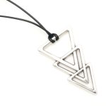 Κολιέ με κορδόνι και μεταλλικό στοιχείο