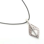 Κολιέ με κορδόνι και μεταλλικό στοιχείο