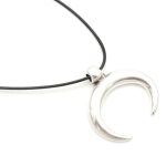 Κολιέ με κορδόνι και μεταλλικό στοιχείο