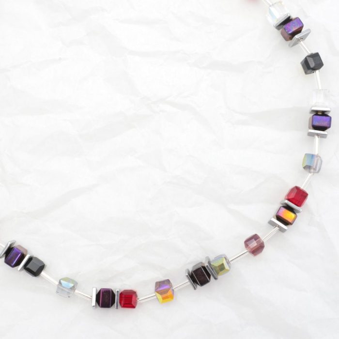 Short necklace with crystal beads