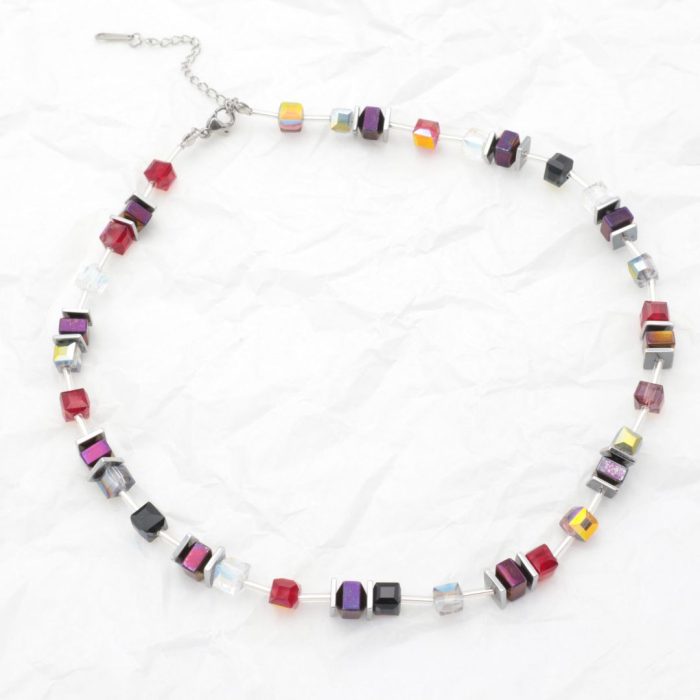 Short necklace with crystal beads