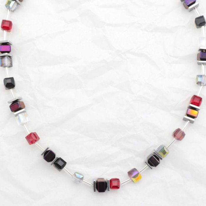 Short necklace with crystal beads