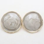 Μπεζ σκουλαρίκια με χρυσο περίγραμμα