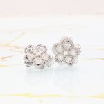 Σκουλαρίκια σε σχέδιο λουλουδιού και κούμπωμα με κλιπ, διακοσμημένο από διάφανα κρυσταλλάκια και ατσάλινη βάση.