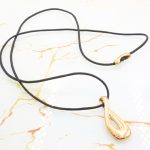 Κολιέ από σχοινί και με ατσάλινο στοιχείο