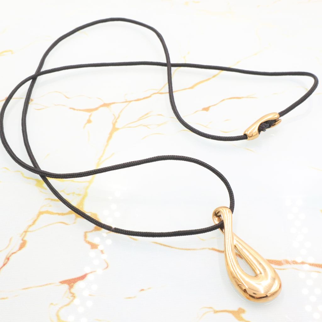 Κολιέ από σχοινί και με ατσάλινο στοιχείο Κολιέ από σχοινί και με ατσάλινο στοιχείο