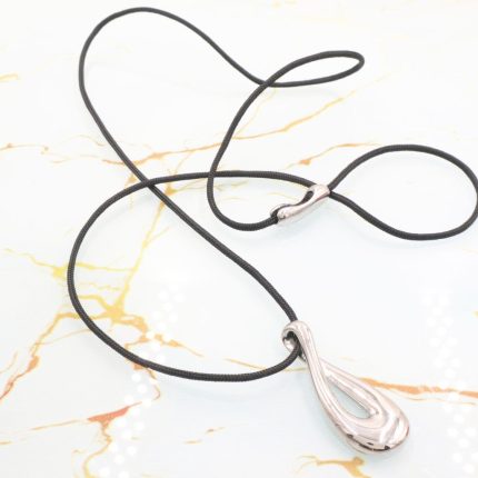 Κολιέ από σχοινί και με ατσάλινο στοιχείο