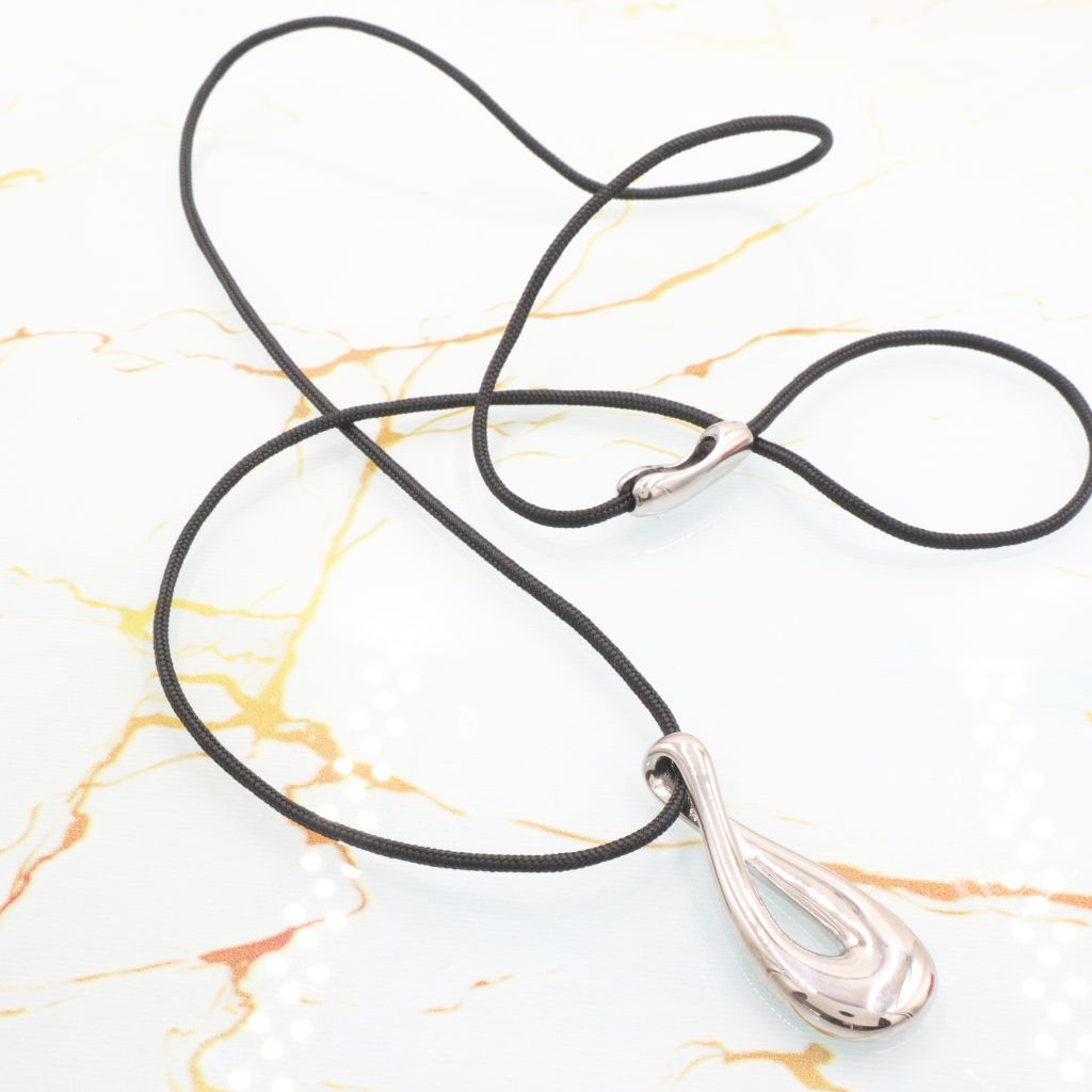 Κολιέ από σχοινί και με ατσάλινο στοιχείο Κολιέ από σχοινί και με ατσάλινο στοιχείο