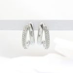 Ατσάλινα σκουλαρίκια Strass Tail, σε ασημί χρώμα, διακοσμημένα με λευκά στρας. Είναι φτιαγμένα από ανοξείδωτο ατσάλι.