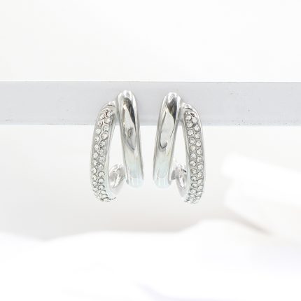 Ατσάλινα σκουλαρίκια Strass Tail, σε ασημί χρώμα, διακοσμημένα με λευκά στρας. Είναι φτιαγμένα από ανοξείδωτο ατσάλι.