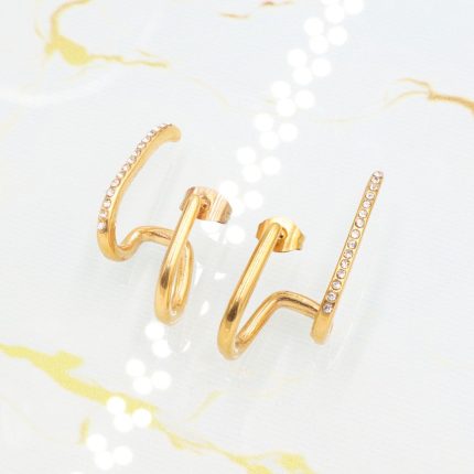 Ατσάλινα σκουλαρίκια Diplo σε χρυσό χρώμα, διακοσμημένα με λευκά στρας.