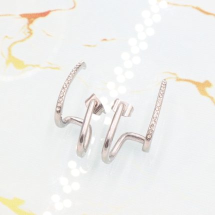 Ατσάλινα σκουλαρίκια Diplo σε ασημί χρώμα, διακοσμημένα με λευκά στρας.