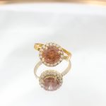 Ατσάλινο δαχτυλίδι με στρογγυλή καφέ κρυστάλλινη πέτρα και στρας