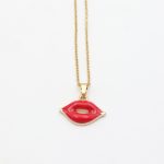 κολιέ με κόκκινα χείλη