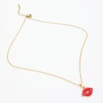 κολιέ με κόκκινα χείλη