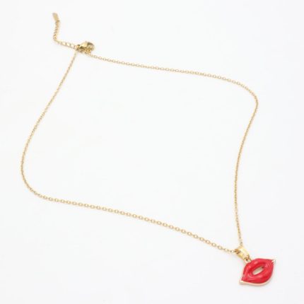 κολιέ με κόκκινα χείλη
