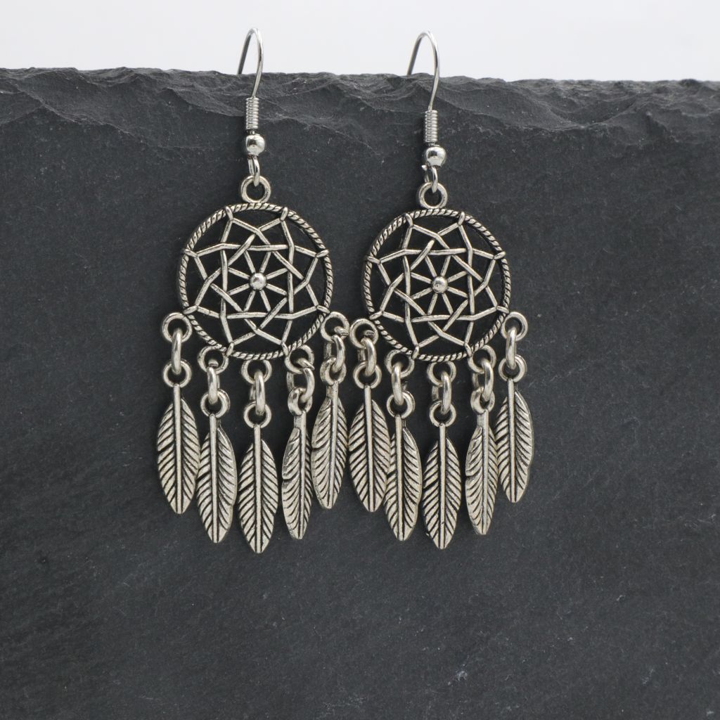 Κρεμαστά boho σκουλαρίκια με ονειροπαγίδα και φτερά Κρεμαστά boho σκουλαρίκια με ονειροπαγίδα και φτερά