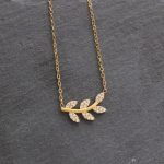 Ατσάλινο κολιέ με φύλλο διακοσμημένο με στρας, σε χρυσό χρώμα