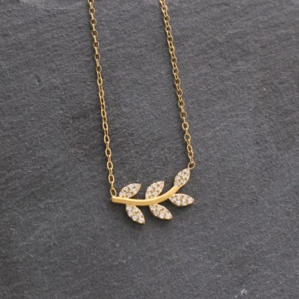 Ατσάλινο κολιέ με φύλλο διακοσμημένο με στρας, σε χρυσό χρώμα