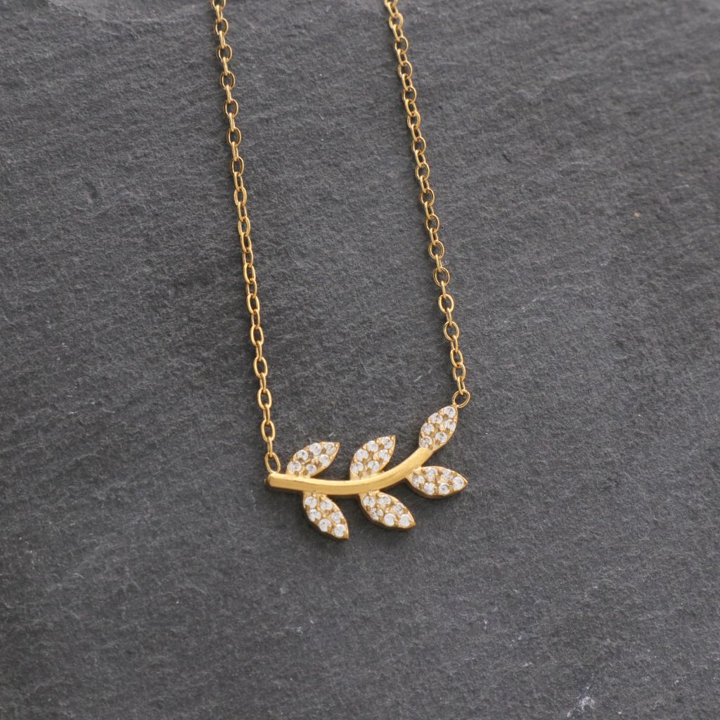 Ατσάλινο κολιέ με φύλλο διακοσμημένο με στρας, σε χρυσό χρώμα Ατσάλινο κολιέ με φύλλο διακοσμημένο με στρας, σε χρυσό χρώμα