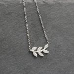 Ατσάλινο κολιέ με φύλλο διακοσμημένο με στρας, σε ασημί χρώμα