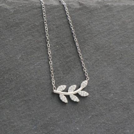 Ατσάλινο κολιέ με φύλλο διακοσμημένο με στρας, σε ασημί χρώμα