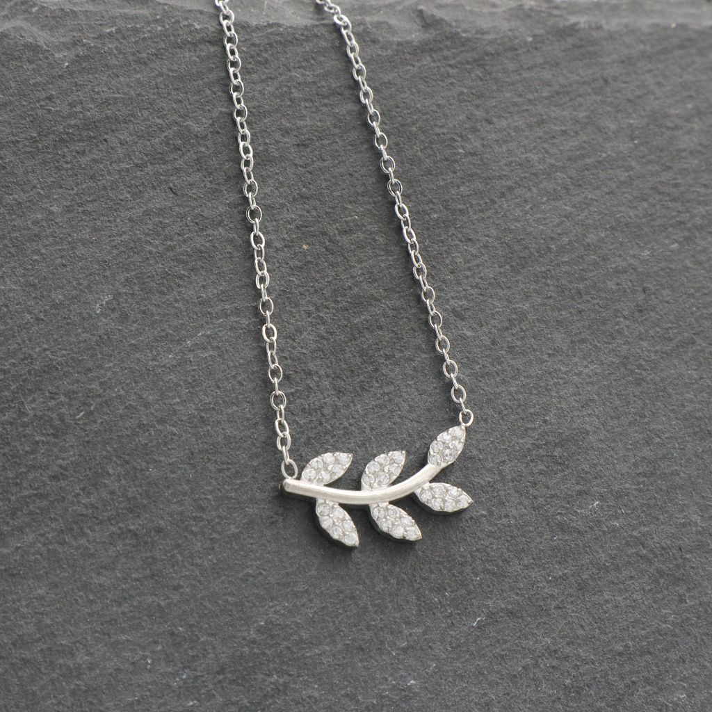 Ατσάλινο κολιέ με φύλλο διακοσμημένο με στρας, σε ασημί χρώμα Ατσάλινο κολιέ με φύλλο διακοσμημένο με στρας, σε ασημί χρώμα