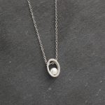 Ατσάλινο κολιέ με μικρή πέρλα, σε ασημί χρώμα