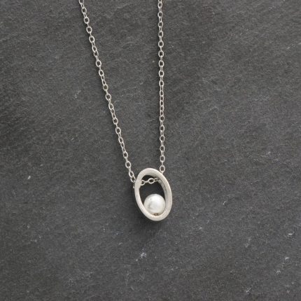 Ατσάλινο κολιέ με μικρή πέρλα, σε ασημί χρώμα