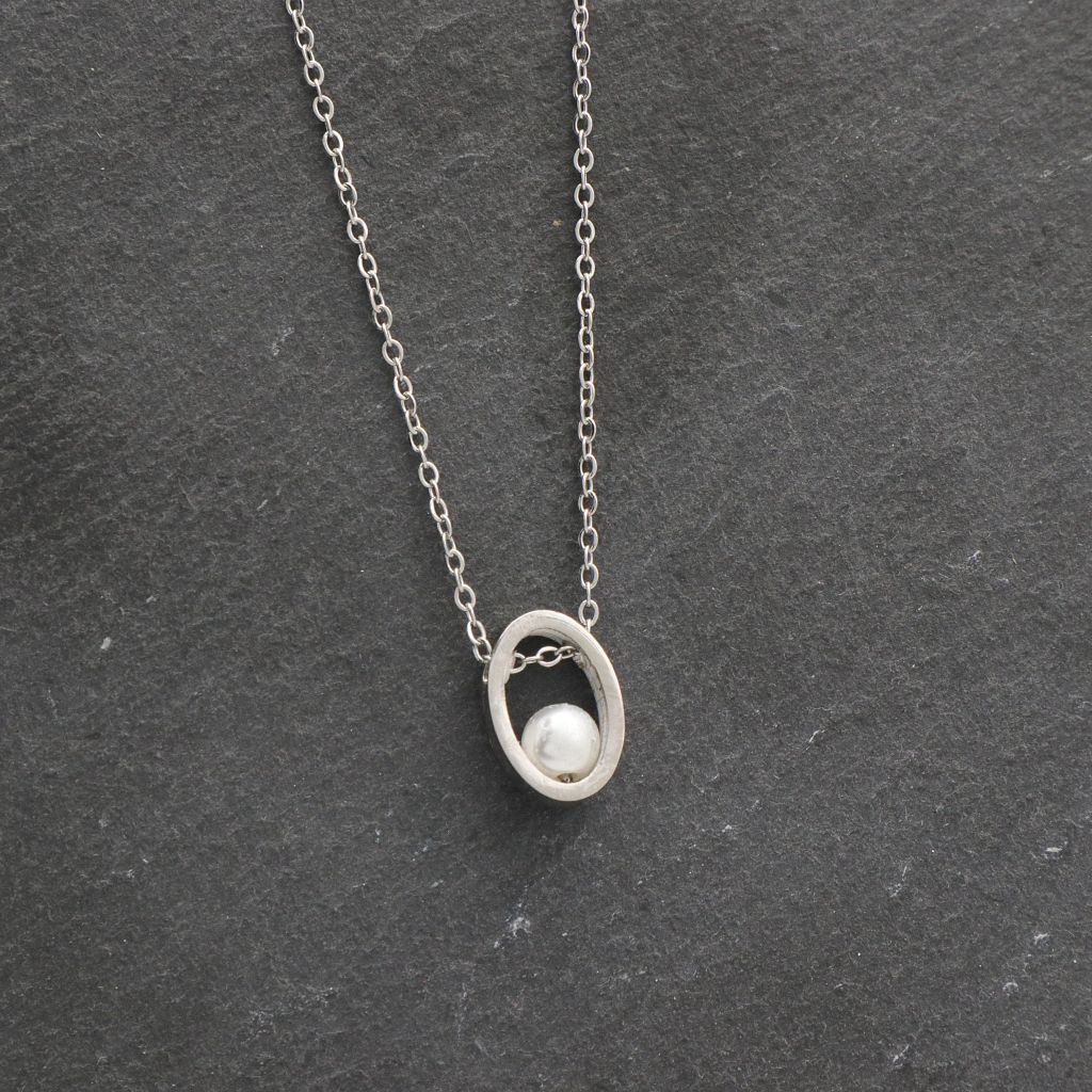 Ατσάλινο κολιέ με μικρή πέρλα, σε ασημί χρώμα Ατσάλινο κολιέ με μικρή πέρλα, σε ασημί χρώμα