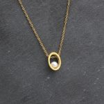 Ατσάλινο κολιέ με μικρή πέρλα, σε χρυσό χρώμα