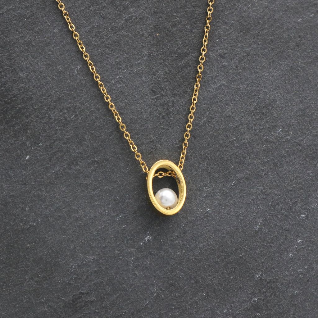 Ατσάλινο κολιέ με μικρή πέρλα, σε χρυσό χρώμα Ατσάλινο κολιέ με μικρή πέρλα, σε χρυσό χρώμα