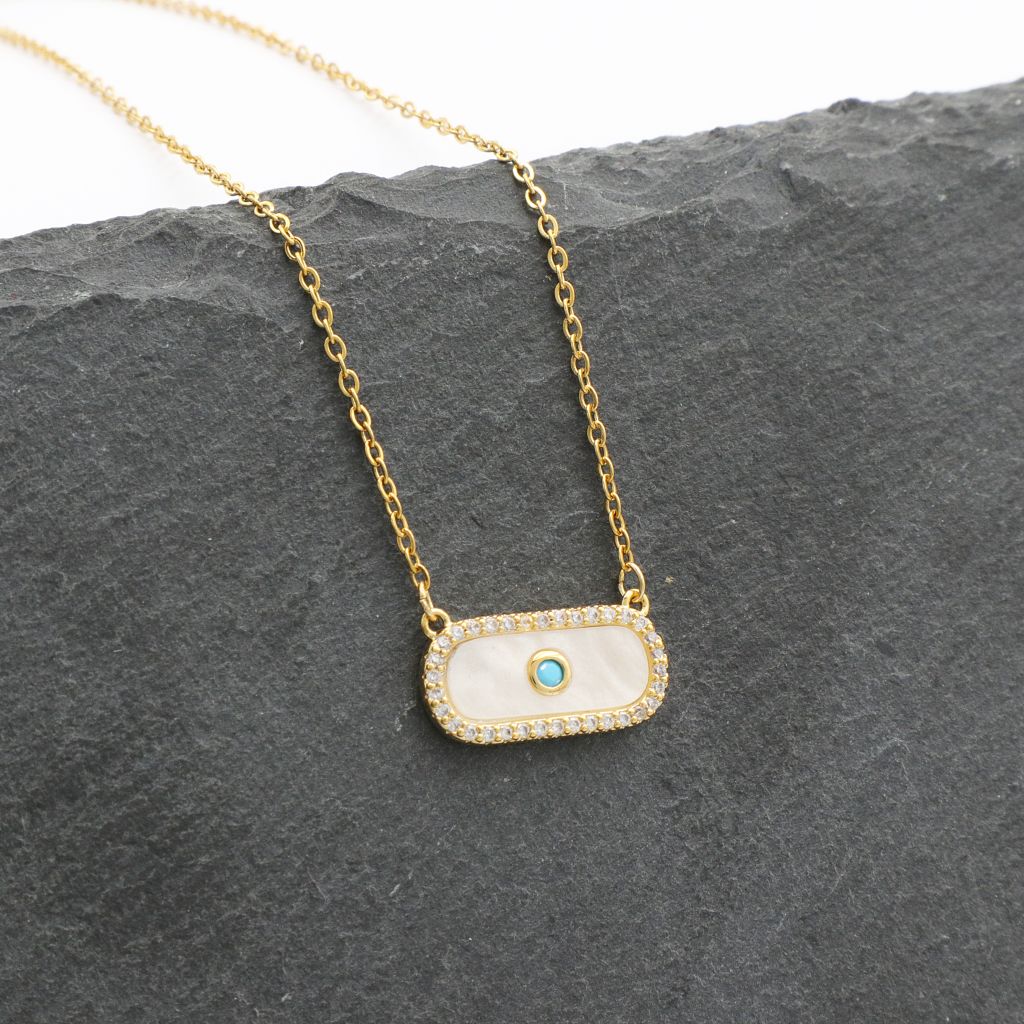 Ατσάλινο κολιέ με γαλάζια χάντρα και όψη φίλντισι, σε χρυσό χρώμα Ατσάλινο κολιέ με γαλάζια χάντρα και όψη φίλντισι, σε χρυσό χρώμα