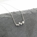 Ατσάλινο κολιέ με στρας, σε ασημί χρώμα