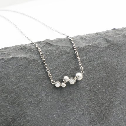 Ατσάλινο κολιέ με στρας, σε ασημί χρώμα