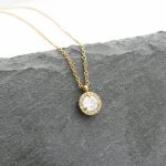 Κοντό ατσάλινο κολιέ με στρογγυλό κρύσταλλο, σε χρυσό χρώμα