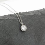 Κοντό ατσάλινο κολιέ με στρογγυλό κρύσταλλο, σε ασημί χρώμα