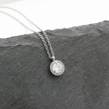 Κοντό ατσάλινο κολιέ με στρογγυλό κρύσταλλο, σε ασημί χρώμα