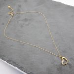 χρυσό κολιέ με καρδιά και στρας