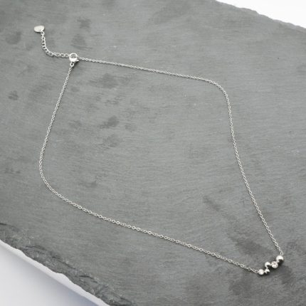 Ατσάλινο κολιέ με στρας, σε ασημί χρώμα