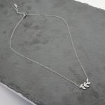 Ατσάλινο κολιέ με φύλλο διακοσμημένο με στρας, σε ασημί χρώμα