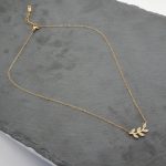 Ατσάλινο κολιέ με φύλλο διακοσμημένο με στρας, σε χρυσό χρώμα