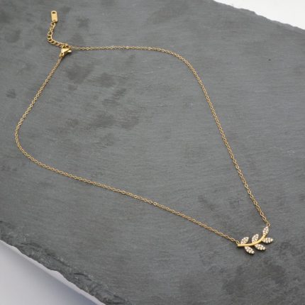 Ατσάλινο κολιέ με φύλλο διακοσμημένο με στρας, σε χρυσό χρώμα