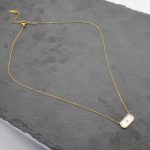 Ατσάλινο κολιέ με γαλάζια χάντρα και όψη φίλντισι, χρυσό - Image 2