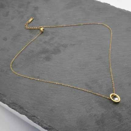 Ατσάλινο κολιέ με μικρή πέρλα, σε χρυσό χρώμα