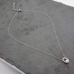 Ατσάλινο κολιέ με μικρή πέρλα, σε ασημί χρώμα