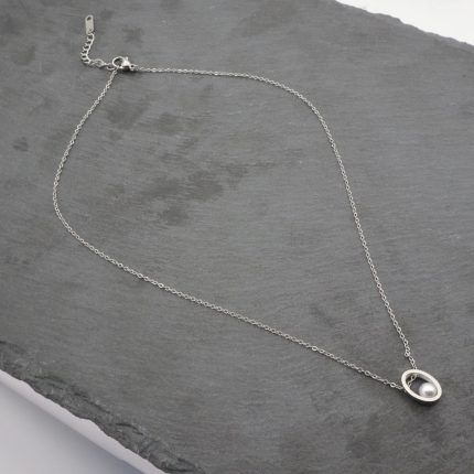 Ατσάλινο κολιέ με μικρή πέρλα, σε ασημί χρώμα