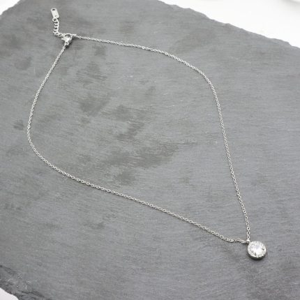 Κοντό ατσάλινο κολιέ με στρογγυλό κρύσταλλο, σε ασημί χρώμα