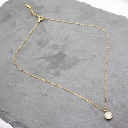 Κοντό ατσάλινο κολιέ με στρογγυλό κρύσταλλο, σε χρυσό χρώμα